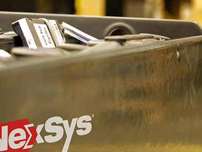 Foto Un nuevo artículo técnico de EnerSys desvela las complejas opciones de baterías de tracción con las que cuentan los usuarios de vehículos de fábricas y almacenes.